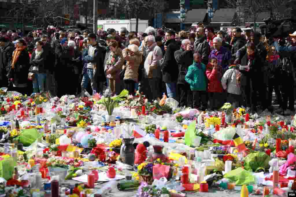 Easter Sunday started out peacefully, with crowds gathering to honor the victims of the bombing in Brussels, Belgium, March 27, 2016. (H. Murdock/VOA)