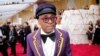 Spike Lee pose sur le tapis rouge lors des arrivées des Oscars aux 92ème Academy Awards à Hollywood, Los Angeles, Californie, États-Unis, le 9 février 2020.