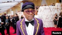 Spike Lee pose sur le tapis rouge lors des arrivées des Oscars aux 92ème Academy Awards à Hollywood, Los Angeles, Californie, États-Unis, le 9 février 2020.