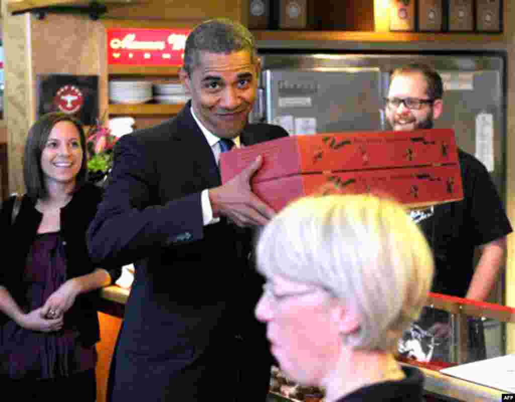 President Barack Obama and Sen. Patty Murray, D-Wash., right, get donuts from Top Pot donuts in Seattle, Wash., Thursday, Oct. 21, 2010. (AP Photo/Susan Walsh)