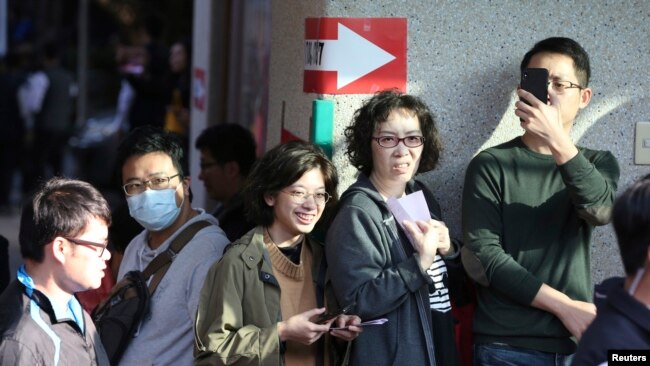 台湾民众在新台北市的一个投票站排队投票。（2020年1月11日）