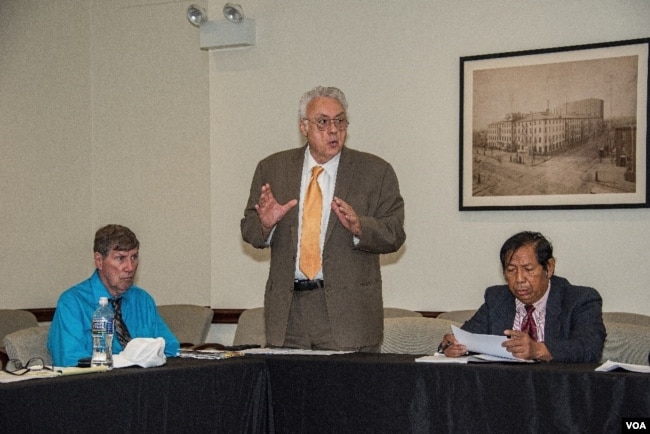 Mục Sư Ernie Sanders góp ý kiến tại Ủy Hội Hoa Kỳ về Tự Do Tôn Giáo Quốc Tế. (Hinh: Khai Nguyen)