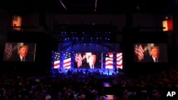 텍사스 A&M 구호 모금 콘서트 현장. 도널드 트럼트 대통령이 영상을 통해 메시지를 전달하고 있다.