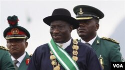 Presiden Nigeria, Goodluck Jonathan (tengah) saat acara pelantikan jabatan di ibukota Abuja (29/5).