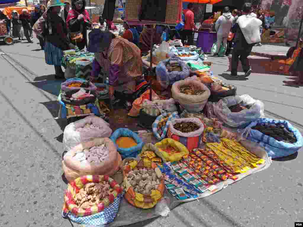 Algunos alimentos de la canasta básica boliviana todavía están disponibles en los mercados públicos de Bolivia.