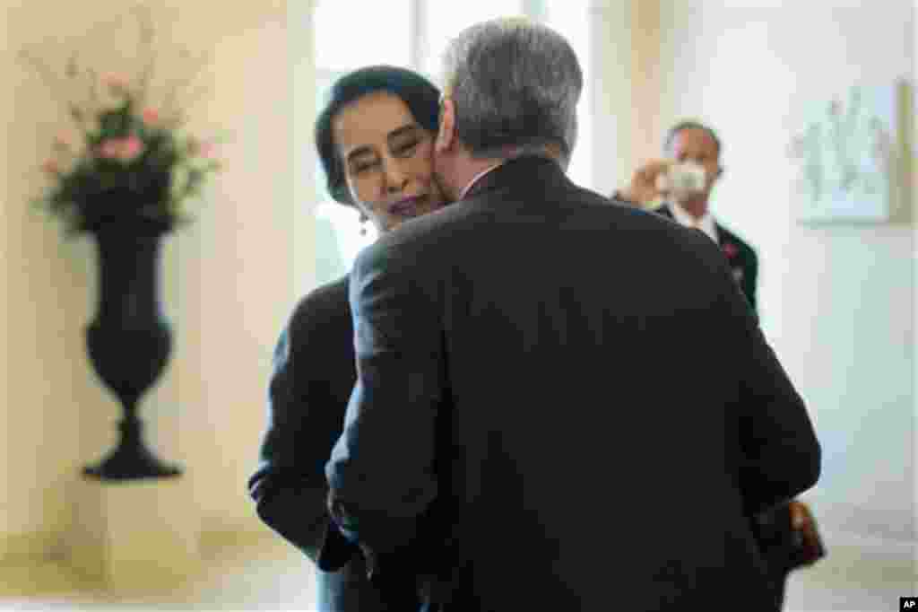 German President Joachim Gauck, right, hugs Myanmar Opposition Leader Aung San Suu Kyi as she arrives for a meeting at his residence, the Bellevue Palace in Berlin, Germany, Thursday, April 10, 2014. (AP Photo/Markus Schreiber)