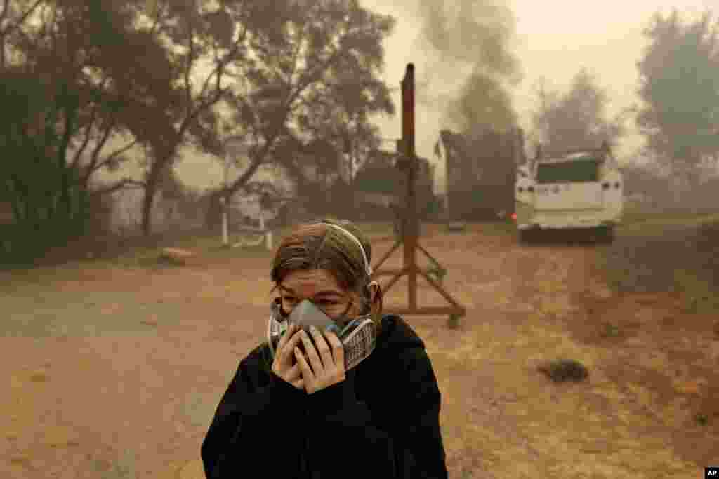 Araya Cipollini llora cerca de los restos de su casa familiar quemada en el incendio Camp Fire, en Paradise, Calif., Nov. 10, 2018.