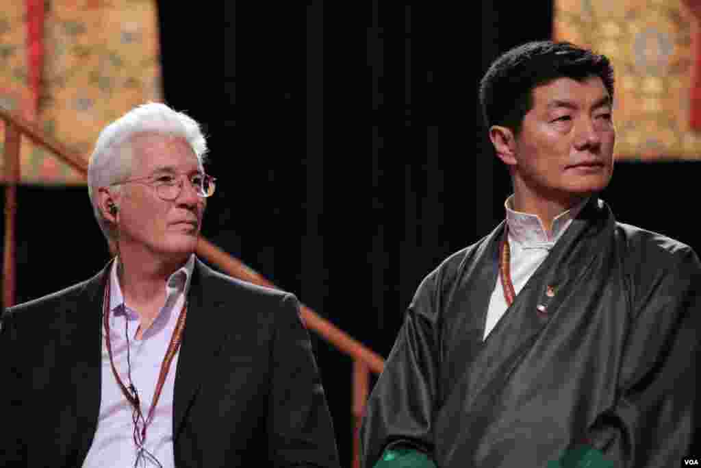 美国影星基尔和藏人行政中央司政洛桑森格博士。（美国之音记者赵江拍摄 ） 