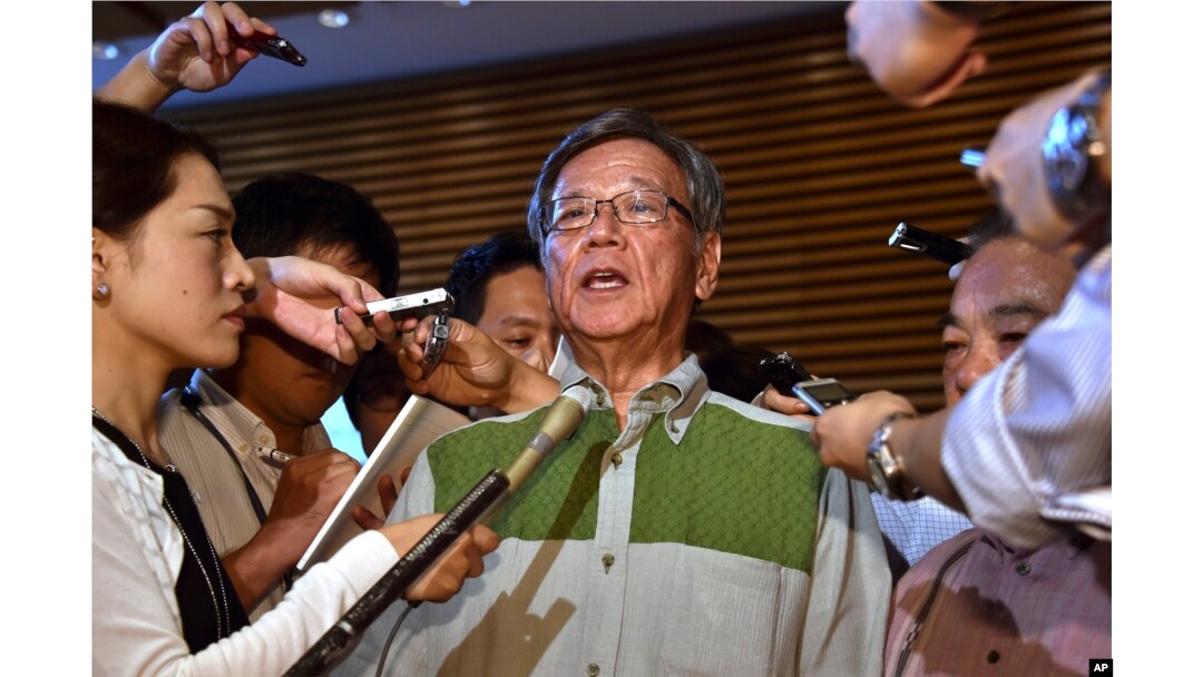 Okinava gubernatori Takeshi Onaga bazani boshqa yerga ko'chirishni talab qilmoqda.