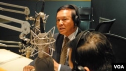 Kem Sokha, vice president of the Cambodia National Rescue Party talks during VOA Khmer's Hello VOA radio call-in show in Washington, DC, Wednesday, April 16, 2014. (Men Kimseng/VOA Khmer)