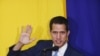 Le chef de l'opposition vénézuélienne Juan Guaido, prêtant serment après avoir été réélu par les députés de l'opposition vénézuélienne à Caracas, Venezuela le 5 janvier 2020. REUTERS / Fausto Torrealba NO les