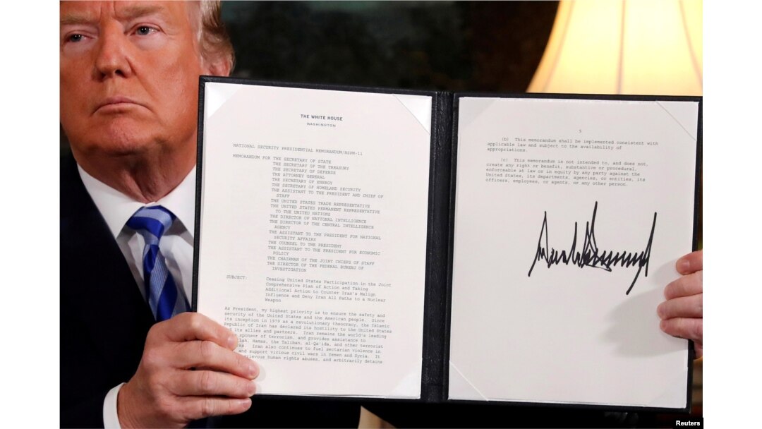 Predsjednik SAD Donald Trump drži proklamaciju sa njegovom namjerom da se povuče iz JCPOA iranskog nuklearnog sporazuma, nakon što ga je potpisao u Diplomatskoj sobi u Bijeloj Kući u Washingtonu, 8. maja 2018.