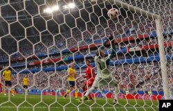 Dele Alli Inggris, kedua kanan, mencetak gol kedua timnya selama pertandingan perempat final antara Swedia dan Inggris di Piala Dunia 2018 di Samara Arena, di Samara, Rusia, Sabtu, 7 Juli 2018. (Foto: AP/Frank Augstein )