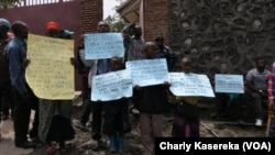 Des familles de l'ethnie Hutu brandissent des affiches exigeant l’autorisant d’exode vers l’Ituri devant le bureau du Gouverneur du Nord-Kivu, à Goma, 19 mai 2017. (Charly Kasereka)