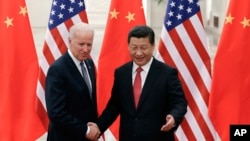 Chủ tịch Trung Quốc Tập Cận Bình đón tiếp Phó Tổng thống Mỹ Joe Biden tại Sảnh đường Nhân dân ở Bắc Kinh, ngày 4/12/2013.