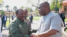 Le président nouveau Félix Tshisekedi, à droite, salue son prédécesseur Joseph Kabila à la Cité de l'Union africaine, Kinshasa, 17 février 2019. (Twitter/Joseph Kabila)