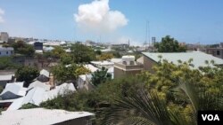 Vue sur une explosion de Mogadiscio, en Somalie, le 5 avril 2017. (VOA)