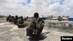 Members of Somali Armed Forces take their position during fighting between the military and police backed by intelligence forces in the Dayniile district of Mogadishu, Sept. 16, 2017. 