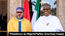 Le roi Mohamed VI du Maroc et le président Muhammadu Buhari du Nigeria échangent une poignée de mains lors d’une visite du souverain marocain au Nigeria, 2 décembre 2016. Crédit : Présidence du Nigeria