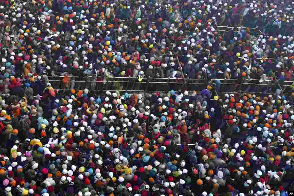 Sikh devotees gather to pay obeisance at the Golden Temple, the holiest of Sikh shrines, on New Year&#39;s Day in Amritsar, India, Jan. 1, 2022.