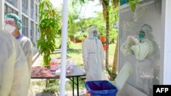 ရန်ကုန်မြို့က Quarantine စင်တာတခုမှာ ကိုရိုနာဗိုင်းရပ်စ် စမ်းသပ်စစ်ဆေးဖို့ ပြင်ဆင်နေတဲ့ ကျန်းမာရေးဝန်ထမ်းများ။ (မေ ၁၆၊ ၂၀၂၀)