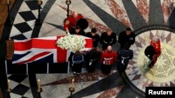 El ataúd de la ex primera ministra Margaret Thatcher es sacado de la catedral de San Pablo en Londres.