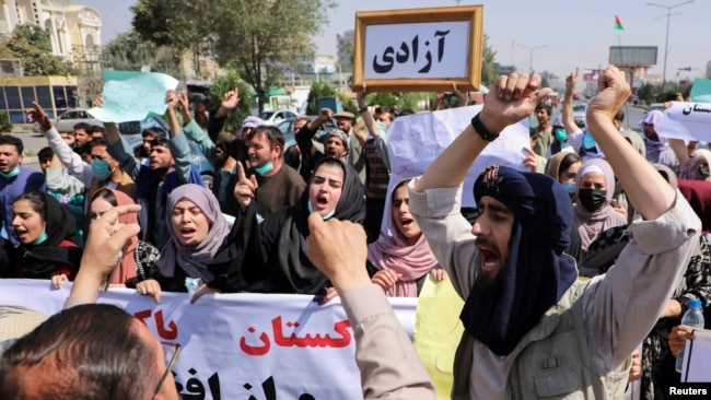 Afgan protestocular Kabil sokaklarında Taleban karşıtı sloganlar attı.