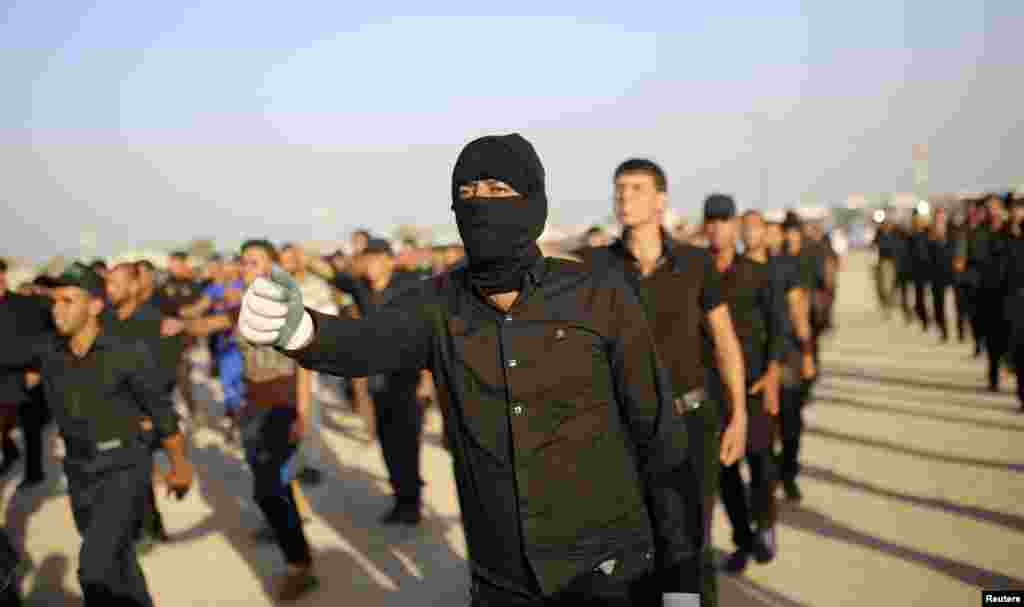 Mehdi Army fighters loyal to Shi&#39;ite cleric Moqtada al-Sadr march during training in the holy city of Najaf, Iraq, June 16, 2014.
