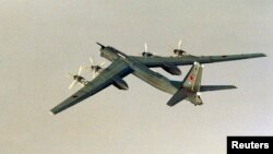 រូប​ឯកសារ៖ យន្តហោះ​ទម្លាក់​គ្រាប់​យុទ្ធសាស្រ្ត​ធុន Tupolev Tu-95 របស់​រុស្ស៊ី​ត្រូវ​ថត​ដោយ​កង​ទ័ព​អាកាស​ន័រវែស​នៅ​​លើ​ដែន​សមុទ្រ​អន្តរជាតិ​ជិត​ឆ្នេរ​ន័រវែស​កាល​ពី​ថ្ងៃ​ទី​១៧ ខែ​សីហា ឆ្នាំ​២០០១។