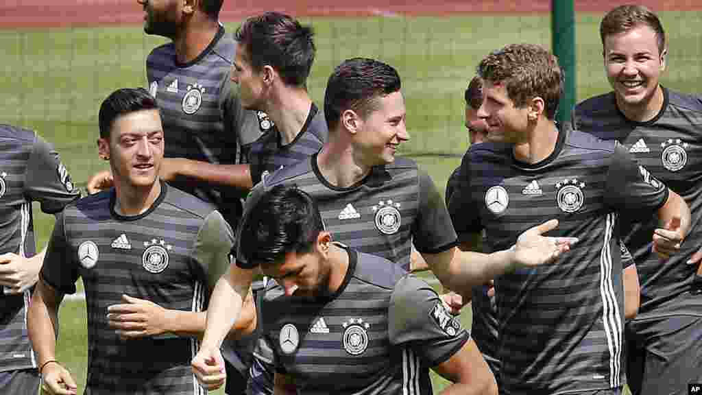 Les joueurs allemand lors d'une session de formation à leur camp en France, le 5 juillet 2016. 