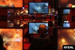 Visitors play ''Diablo'' at an exhibition stand during the Gamescom 2011 fair in Cologne, Germany, August 17, 2011.