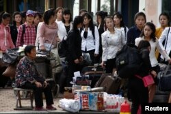 지난해 9월 중국 접경 도시 단둥 세관에 북한 신의주로 돌아가는 북한 주민들이 줄 서 있다.