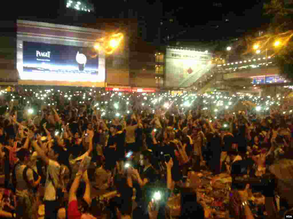 数万香港人连续两天示威声援占中 (美国之音海彦 拍摄)