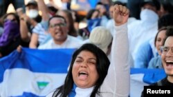  Miembros de la Alianza Cívica grita consignas durante una marcha para conmemorar el primer aniversario de las protestas contra el gobierno del presidente nicaragüense Daniel Ortega en Managua, Nicaragua, 17 de abril de 2019. 