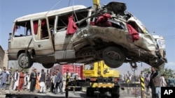 Взорванный в пригороде Кабула автобус. 7 августа 2012 г.