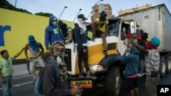 委內瑞拉反對馬杜羅政府的抗議者封鎖道路，攔截了一輛貨車。（2019年2月2日） 