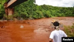 Sungai Paraopeba yang berwarna kecoklatan akibat tercemar limbah pertambangan dan mengancam Sungai Sao Francisco yang lebih besar.