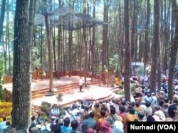 Jokowi berbicara di panggung alam di tengah Hutan Mangunan, Yogyakarta dalam Festival Kehutanan Nasional, Jumat, 28 September 2018. (Foto: VOA/Nurhadi)