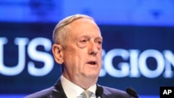 Menteri Pertahanan Amerika Serikat, Jim Mattis di Shangri-la Dialogue di Singapura, 2 Juni 2018. (Foto: dok).