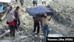 Warga menyelamatkan sebuah kasur spring bed dari lokasi terdampak likuifaksi di Petobo, Sulawesi Tengah, 11 Oktober 2018. (Foto:VOA/ Yoanes litha)