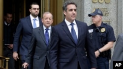 Pengacara pribadi Presiden Donald Trump, Michael Cohen (depan) saat meninggalkan pengadilan Federal di New York, Rabu (30/5). 