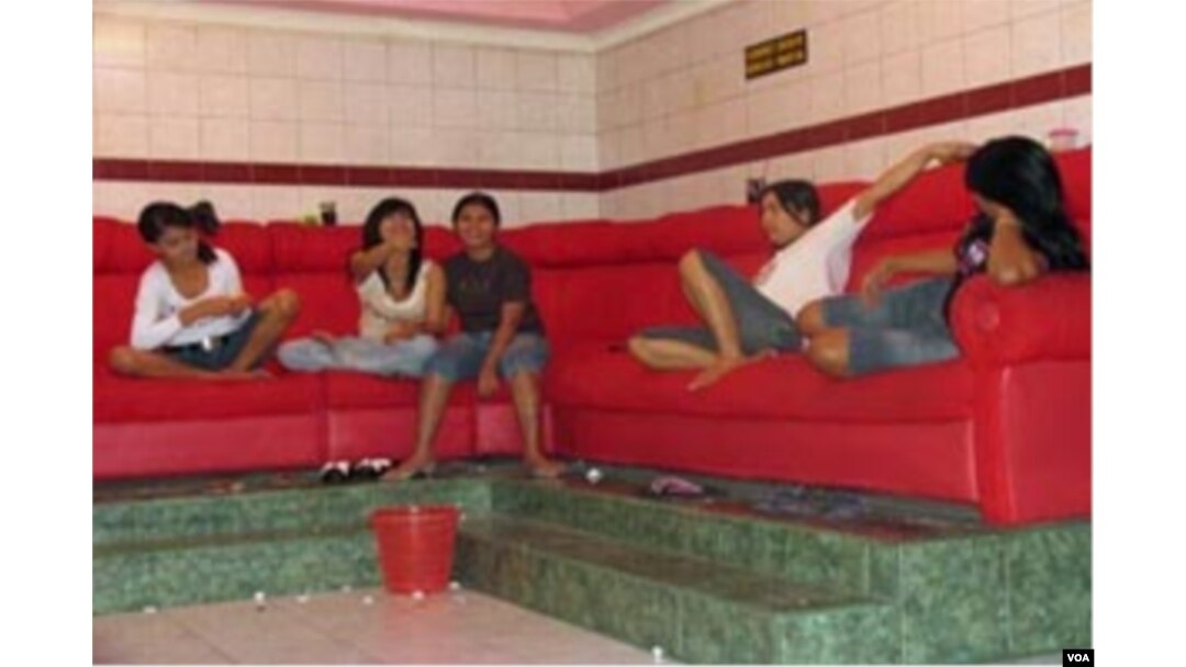 Suasana di salah satu wisma Lokalisasi Dolly Surabaya.