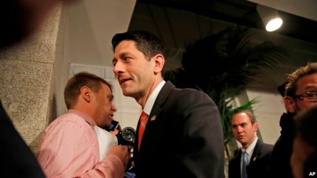 El presidente de la Cámara, Paul Ryan, se retira después de hablar con los medios de comunicación, sobre una reunión republicana en el Capitolio. Washington, jueves 23 de marzo de 2017.