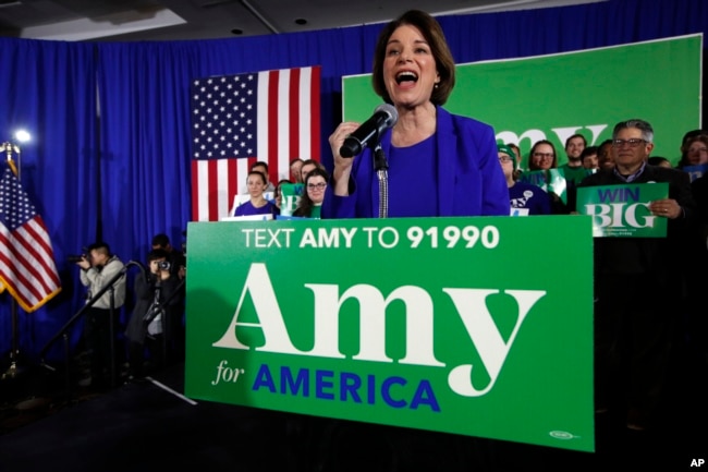 La candidata a la nominación presidencial demócrata Amy Klobuchar habla el martes, 11 de febrero de 2020 en Concord, New Hampshire.