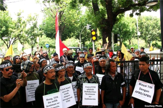 Sejumlah aksi yang dilakukan para seniman untuk menolak revitalisasi TIM. (Foto: Dokumentasi Forum Seniman Peduli TIM)