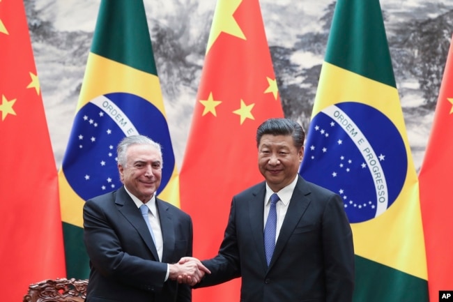 2017年9月1日，金磚國家領導人峰會前夕，中國國家主席習近平(右)和巴西總統特梅爾於中國北京人民大會堂握手。 本次峰會於廈門舉行。