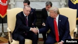 도널드 트럼프 미국 대통령과 레제프 타이이프 에르도안 터키 대통령이 13일 백악관에서 정상회담을 했다. 