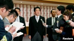 ဂ်ပန္ဝန္ႀကီးခ်ဳပ္ Shinzo Abe (လယ္) ရာဇကုနီ ဂ်ပန္ စစ္သူရဲေကာင္းဗိမာန္သို႔ သြားေရာက္ဂါရဝျပဳၿပီးေနာက္ သတင္းေထာက္မ်ားနဲ႔ ေတြ႔ဆံုစဥ္။ (ဒီဇင္ဘာ ၂၆၊ ၂၀၁၃)