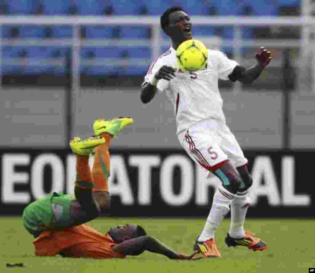 Rainford Kalaba of Zambia (L) fights for the ball with Ala'a Eldin Yousif of Sudan during their African Nations Cup quarter-final soccer match at Estadio de Bata "Bata Stadium", in Bata February 4, 2012.