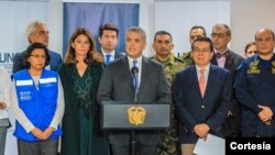 El presidente colombiano Iván Duque, junto a las autoridades sanitarias de su país, en rueda de prensa.